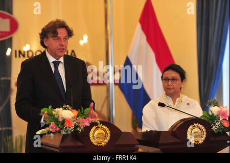 (160324)--JAKARTA, 24. März 2016 (Xinhua)--Indonesian Foreign Minister Retno Marsudi (R) Besuch niederländische Außenminister Bert Koenders zu halten und eine Pressekonferenz in Jakarta 24. März 2016. (Xinhua/Zulkarnain) Stockfoto