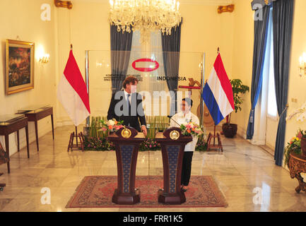 (160324)--JAKARTA, 24. März 2016 (Xinhua)--Indonesian Foreign Minister Retno Marsudi (R) Besuch niederländische Außenminister Bert Koenders zu halten und eine Pressekonferenz in Jakarta 24. März 2016. (Xinhua/Zulkarnain) Stockfoto