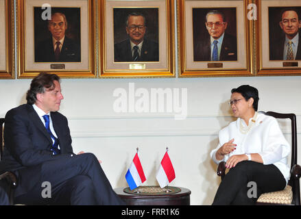 (160324)--JAKARTA, 24. März 2016 (Xinhua)--Indonesian Foreign Minister Retno Marsudi (R) trifft sich mit dem Besuch der niederländische Außenminister Bert Koenders in Jakarta 24. März 2016. (Xinhua/Zulkarnain) Stockfoto