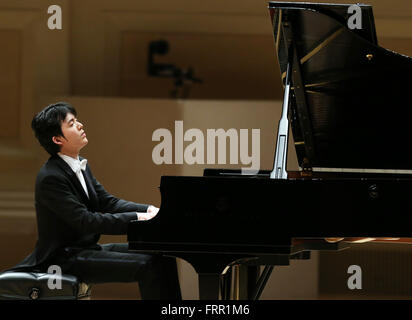 New York, USA. 23. März 2016. Pianistin Li Yundi führt während seiner 2016 internationalen Chopin Recital Tour in der Carnegie Hall in New York, Vereinigte Staaten, am 23. März 2016. Bildnachweis: Qin Lang/Xinhua/Alamy Live-Nachrichten Stockfoto