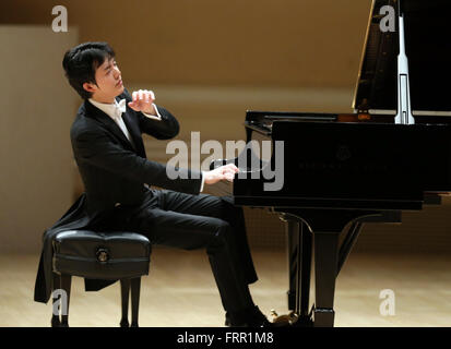 New York, USA. 23. März 2016. Pianistin Li Yundi führt während seiner 2016 internationalen Chopin Recital Tour in der Carnegie Hall in New York, Vereinigte Staaten, am 23. März 2016. Bildnachweis: Qin Lang/Xinhua/Alamy Live-Nachrichten Stockfoto