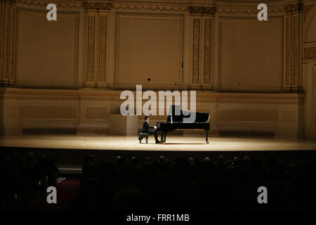 New York, USA. 23. März 2016. Pianistin Li Yundi führt während seiner 2016 internationalen Chopin Recital Tour in der Carnegie Hall in New York, Vereinigte Staaten, am 23. März 2016. Bildnachweis: Qin Lang/Xinhua/Alamy Live-Nachrichten Stockfoto