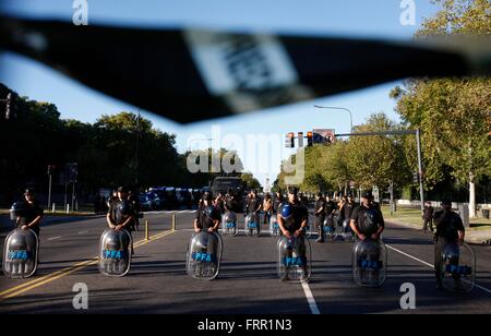 Buenos Aires, Argentinien. 23. März 2016. Polizisten bewachen während einer Protestaktion gegen den Besuch des US-Präsidenten Barack Obama in Buenos Aires, Argentinien am 23. März 2016. Bildnachweis: Gustavo Cherro/Xinhua/Alamy Live-Nachrichten Stockfoto