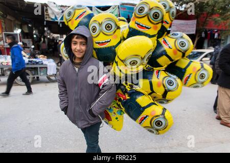 Straßenkind Automaten Luftballons in Kalar, Nordirak Stockfoto