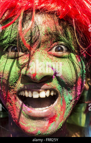 Sivasagar, Assam, Indien. 24. März 2016. Während der Feierlichkeiten des Holi-Festival im Bezirk Sivasagar der nordöstlichen Bundesstaat Assam am 24. März 2016 ist eine indische Frau Gesicht mit Farbpulver verschmiert. Holi, das Fest der Farben, ist eine ausgelassenen Feier der Ankunft des Frühlings und fällt auf den Tag nach Vollmond jährlich im März. Nachtschwärmer sprühen Farbpulver und Wasser aufeinander mit großem Appetit, während Erwachsene die Hand zum Frieden zu verlängern. Bildnachweis: Luit Chaliha/ZUMA Draht/Alamy Live-Nachrichten Stockfoto