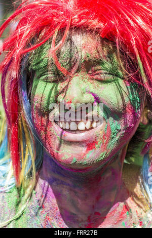 Sivasagar, Assam, Indien. 24. März 2016. Während der Feierlichkeiten des Holi-Festival im Bezirk Sivasagar der nordöstlichen Bundesstaat Assam am 24. März 2016 ist eine indische Frau Gesicht mit Farbpulver verschmiert. Holi, das Fest der Farben, ist eine ausgelassenen Feier der Ankunft des Frühlings und fällt auf den Tag nach Vollmond jährlich im März. Nachtschwärmer sprühen Farbpulver und Wasser aufeinander mit großem Appetit, während Erwachsene die Hand zum Frieden zu verlängern. Bildnachweis: Luit Chaliha/ZUMA Draht/Alamy Live-Nachrichten Stockfoto