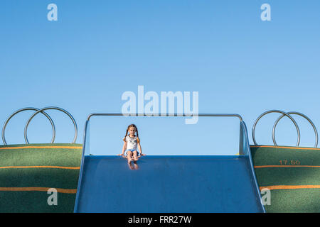 Christchurch, Neuseeland. 10. März 2016. Christchurch, New Zealand - 10. März 2016 - Alexandra (6 Jahre alt) genießt die breite Schiene auf dem Margaret Mahy Familie Spielplatz am 10. März 2016 in Christchurch, Neuseeland. Es ist eines der größten Spielplätze der südlichen Hemisphäre, Eröffnung im Dezember 2015 und bietet separate Aktivitätszonen für verschiedene Altersgruppen. © Dpa/Alamy Live-Nachrichten Stockfoto