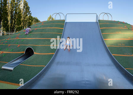 Christchurch, Neuseeland. 10. März 2016. Christchurch, New Zealand - 10. März 2016 - Alexandra (6 Jahre alt) genießt die breite Schiene auf dem Margaret Mahy Familie Spielplatz am 10. März 2016 in Christchurch, Neuseeland. Es ist eines der größten Spielplätze der südlichen Hemisphäre, Eröffnung im Dezember 2015 und bietet separate Aktivitätszonen für verschiedene Altersgruppen. © Dpa/Alamy Live-Nachrichten Stockfoto