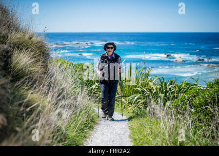 Kaikoura, Neuseeland. 21. Oktober 2015. Kaikoura, Neuseeland - 21. Oktober 2015 - Spaziergänge ein weibliche Wanderer mit trekking-Stöcke auf dem Kaikoura Halbinsel Gehweg am 21. Oktober 2015 in Kaikoura, Neuseeland. © Dpa/Alamy Live-Nachrichten Stockfoto