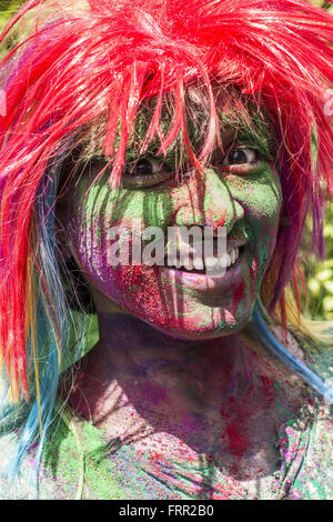 Sivasagar, Assam, Indien. 24. März 2016. Während der Feierlichkeiten des Holi-Festival im Bezirk Sivasagar der nordöstlichen Bundesstaat Assam am 24. März 2016 ist eine indische Frau Gesicht mit Farbpulver verschmiert. Holi, das Fest der Farben, ist eine ausgelassenen Feier der Ankunft des Frühlings und fällt auf den Tag nach Vollmond jährlich im März. Nachtschwärmer sprühen Farbpulver und Wasser aufeinander mit großem Appetit, während Erwachsene die Hand zum Frieden zu verlängern. Bildnachweis: Luit Chaliha/ZUMA Draht/Alamy Live-Nachrichten Stockfoto