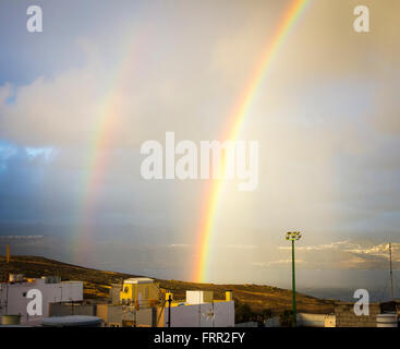 Las Palmas, Gran Canaria, Kanarische Inseln, Spanien, 24. März 2016. Wetter: Ein doppelter Regenbogen über Las Palmas, übergeht der Capital von Gran Canaria bei Sonnenaufgang als eine kurze Dusche der Stadt an einem herrlichen Donnerstag auf den Kanarischen Inseln. Britische Presse berichtet, dass Premierminister David Cameron und Familie am 24. März für ihren Oster-Urlaub auf den Kanarischen Inseln (Lanzarote) fliegen. Kanzler von Deutschland, Angela Merkel, wird auch berichtet, um fliegen zu einem der anderen Kanarischen Inseln (La Gomera) für ihre Osterferien. Bildnachweis: Alan Dawson News/Alamy Live-Nachrichten Stockfoto