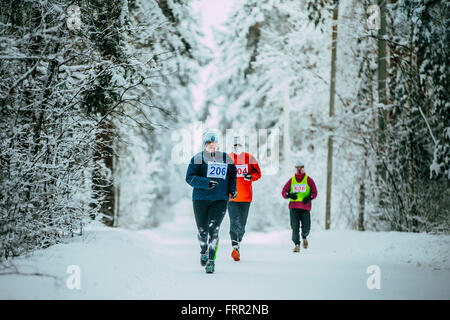 Frau mittleren Alters Athleten liefen Gasse Park im Schnee. Wetter ist kalt in Chelyabinsk Winter marathon Stockfoto