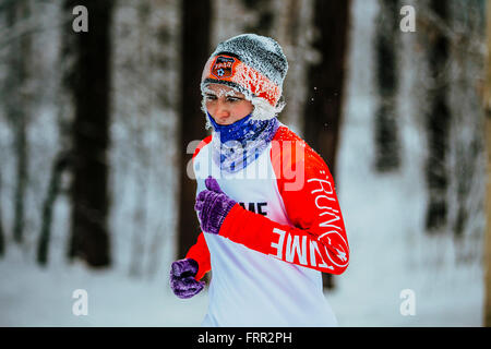 Nahaufnahme Gesicht in Frost Seniorin Athleten laufen in kaltem Wetter im Winterwald bei Chelyabinsk Winter marathon Stockfoto