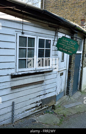 Verlassene hölzerne einstöckigen weißen gemalten Arbeit Gebäude, Highgate Village London Engalnd Großbritannien UK Stockfoto