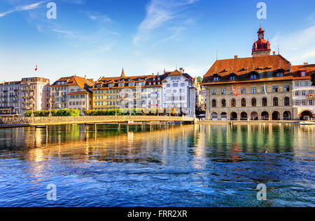 Luzern, Schweiz, Blick auf die Altstadt mit Rathaus und Reuss Fluß Stockfoto