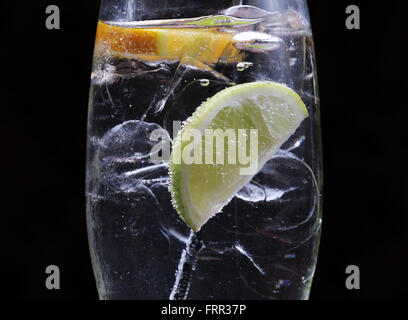 Gin Tonic mit Eis, Zitrone und Limette. Stockfoto