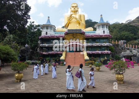 Pilger wehenden Abschied von ihrem Lord Buddha in The Golden Temple, Dambulla, Sri Lanka Stockfoto