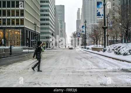 New York City Straße im Winter mit Schnee, USA. Stockfoto