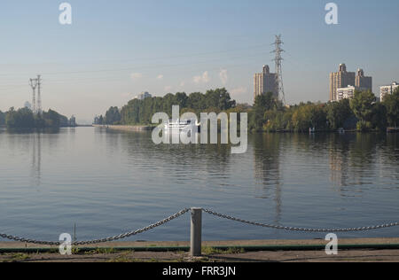 Fluss Boote und Tower blocks Moskwa am nördlichen River Boat Station, khimki, Moskau, Russland. Stockfoto