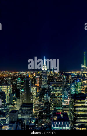 Das Empire State Building, New York City, USA, von der Aussichtsplattform des Rockefeller Center (Top of the Rock) betrachtet. Stockfoto