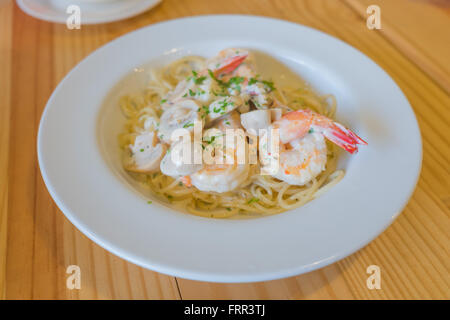 Spaghetti-Sahne-Sauce mit Garnelen auf weiße Schale Stockfoto