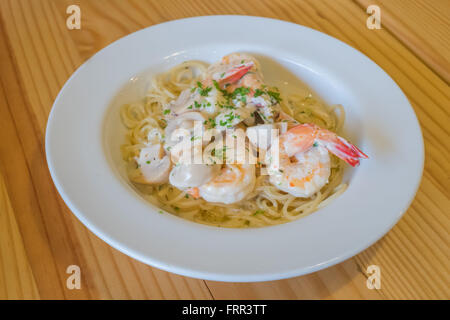 Spaghetti-Sahne-Sauce mit Garnelen auf weiße Schale Stockfoto