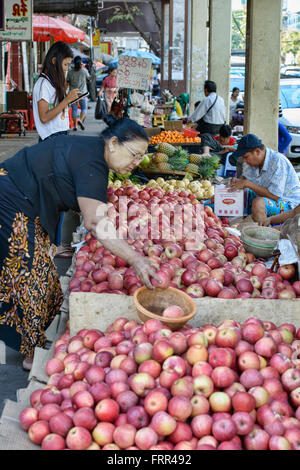 Apple-Lieferanten auf dem Thiri Mingala Markt in Yangon, Myanmar Stockfoto