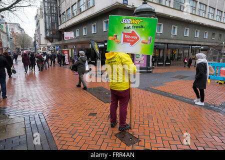 Ein Mann mit einem U-Bahn-Werbung anmelden New Street, Birmingham, West Midlands, UK Stockfoto