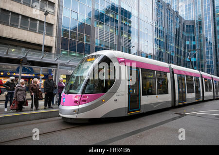 Midland Metro Straßenbahn im Stadtzentrum von Birmingham, West Midlands, England, UK Stockfoto