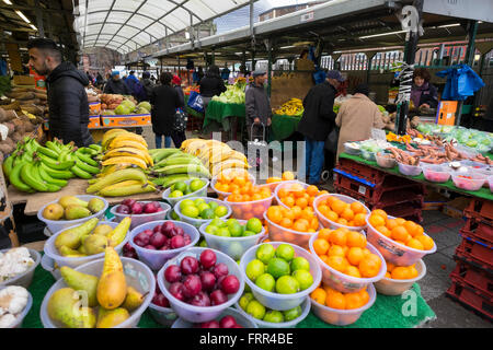 Obst zum Verkauf in der Stierkampfarena im freien Markt, Birmingham, England, UK Stockfoto