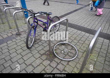 Ein Fahrrad-Rad zurückgelassen, nachdem das Fahrrad in Birmingham Bull Ring, England, UK gestohlen wurde Stockfoto