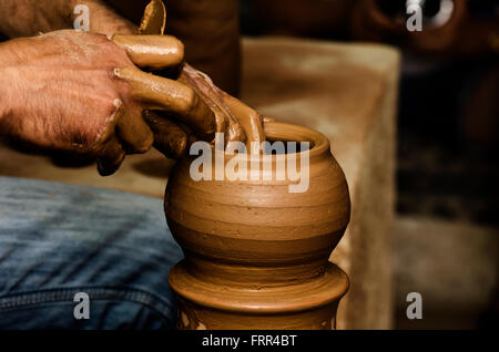 Potter, Gestaltung der Ton auf der Töpferscheibe Stockfoto