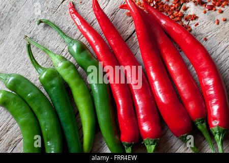 Frische und getrocknete Chilischote Stockfoto