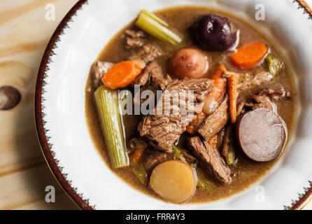 Chunky Rindergulasch in Gold umrandet Porzellan Schüssel. Stockfoto