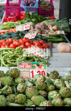 Frisches Gemüse zu produzieren, für den Verkauf auf einem Marktstand Stockfoto