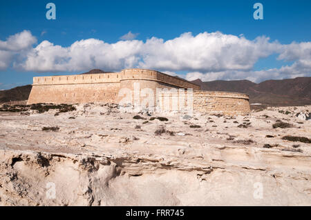 Die Befestigung der Bateria de San Felipe, Los Escullos, in den Nationalpark Cabo de Gata, Nijar, Almeria, Spanien Stockfoto