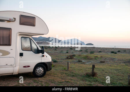 Wohnmobil am Playa del Arco, Los Escullos, Nationalpark Cabo de Gata Blick auf das Meer bei Sonnenuntergang mit Isleta del Moro Stockfoto