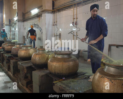 Sikh Mann Zubereitung von Speisen im Gurdwara Bangla Sahib Heiligtum, New Delhi, Indien. Stockfoto