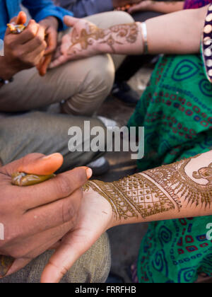 Henna wird angewendet auf zarte Frauenhand in Jaipur, Rajasthan, Indien Stockfoto