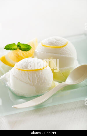 Frisches Obst Sorbet-Eis in einer weißen Schale. Stockfoto
