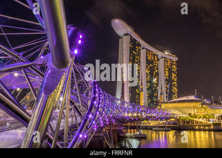 Singapur die Helix-Brücke und Marina Bay Sands Hotel und Casino in der Nacht Adrian Baker Stockfoto