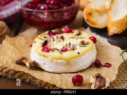 Gebackener Käse Camembert mit Preiselbeeren und Nüssen Stockfoto