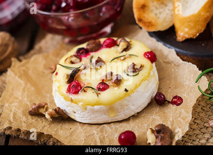 Gebackener Käse Camembert mit Preiselbeeren und Nüssen Stockfoto