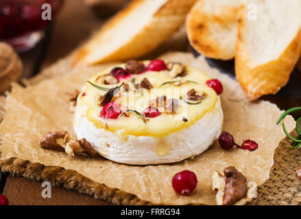 Gebackener Käse Camembert mit Preiselbeeren und Nüssen Stockfoto