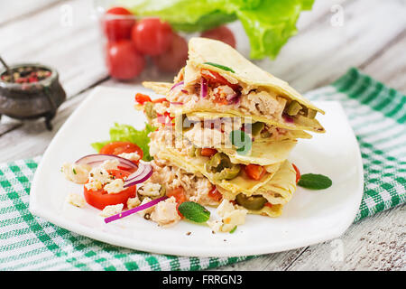 Mexikanisches Quesadilla Wrap mit Hähnchen, Oliven, Paprika und Salat. Stockfoto