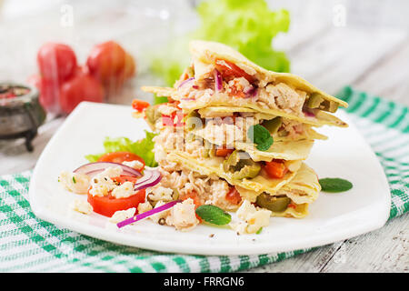 Mexikanisches Quesadilla Wrap mit Hähnchen, Oliven, Paprika und Salat. Stockfoto