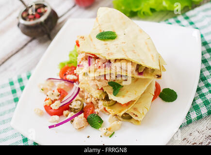 Mexikanisches Quesadilla Wrap mit Hähnchen, Oliven, Paprika und Salat. Stockfoto