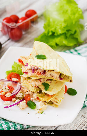 Mexikanisches Quesadilla Wrap mit Hähnchen, Oliven, Paprika und Salat. Stockfoto