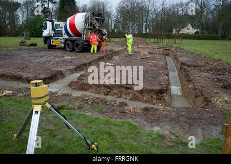 Gießen von Beton in einen Graben Fundamente zu machen. Stockfoto