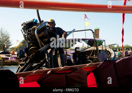 in der Nähe von Schuss Longtail Bootsmotor und Betreiber. Stockfoto